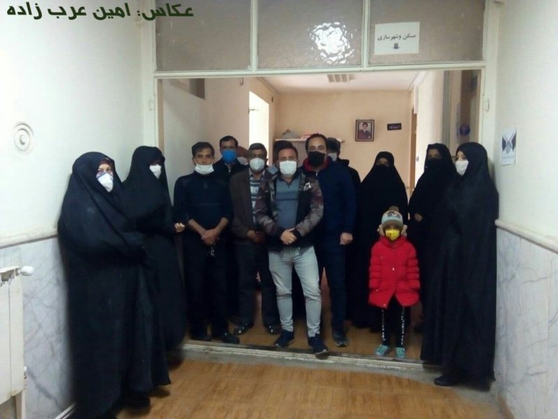 حضور متقاضیان مسکن مهر گیلک آباد در اداره راه و شهرسازی شهرستان سراب و درخواست تسریع در تحویل واحدهای مسکونی!