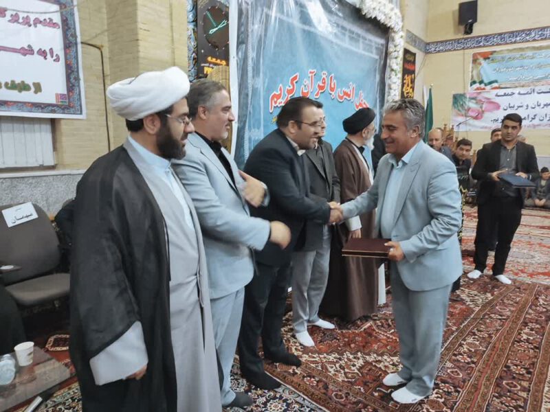 تجلیل از خیرین شهر دوزدوزان و خادمین قرآنی در محل انس با قرآن کریم در شهر دوزدوزان